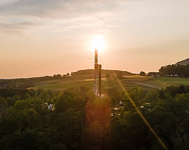 site de forage au coucher du soleil