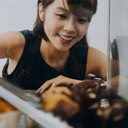 ouvrier de boulangerie servant de la nourriture