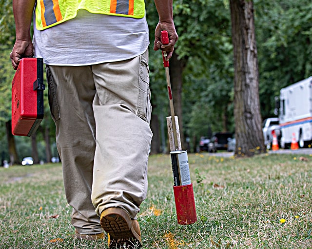 travailleur des services publics sur le terrain