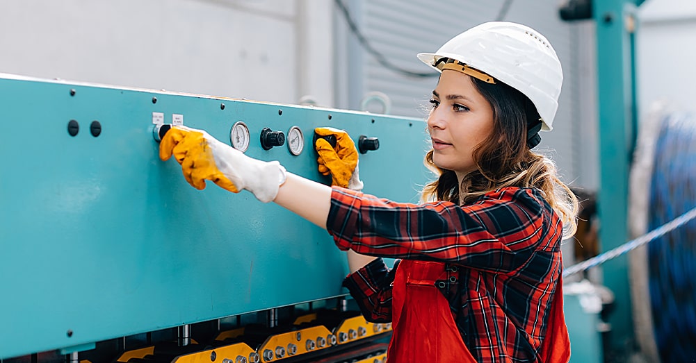 Femme tournant un cadran sur une machine