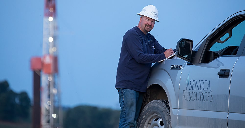 Employé travaillant sur le chantier