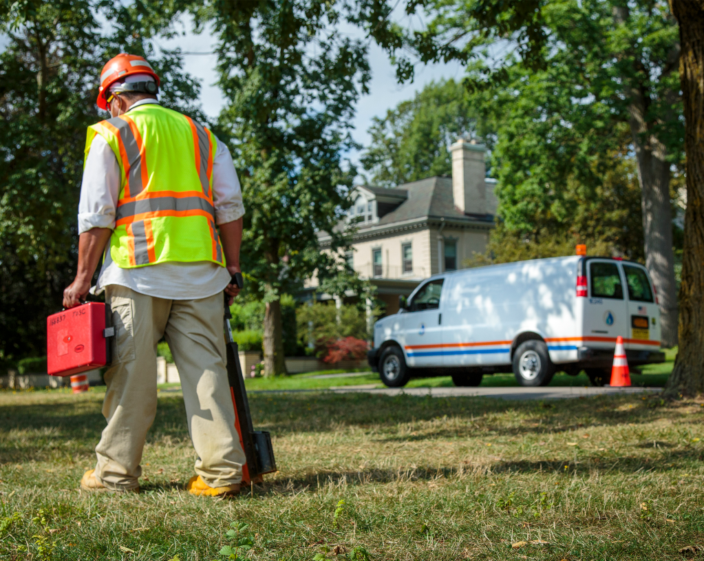 travailleur des services publics marquant un pipeline souterrain